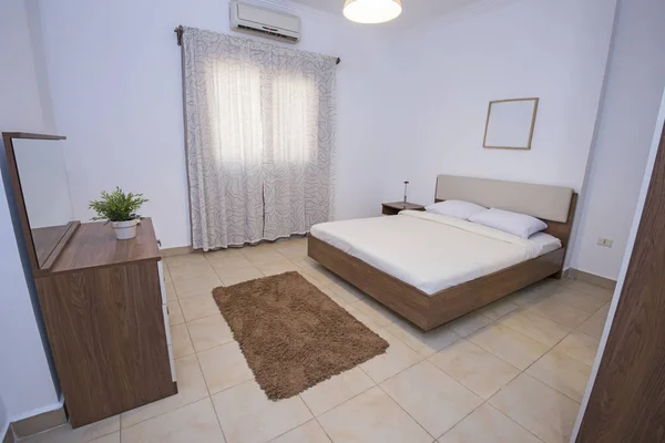 Dubbels äng i ett sovrum inrednings design — Stockfoto