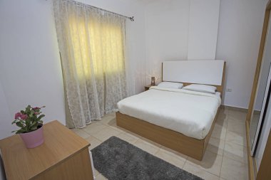 Lüks bir dairede çift kişilik yatak