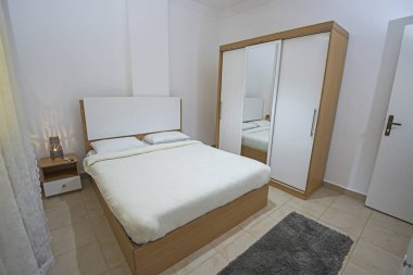 Lüks bir dairede çift kişilik yatak