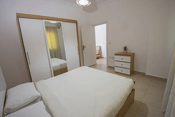 Двуспальная кровать в роскошной квартире — стоковое фото