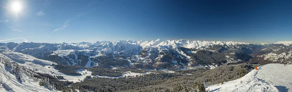 Panoramautsikt ner snö täckta dalen i alpin bergskedja — Stockfoto