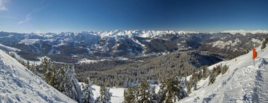 Alp dağ silsilesi vadide panoramik aşağı kar kaplı