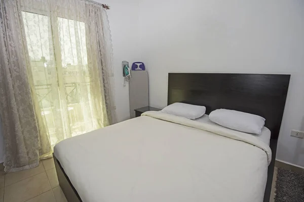 Podwójne łóżko w luksusowym mieszkaniu — Zdjęcie stockowe
