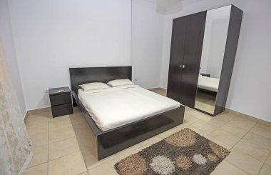 Lüks bir dairede çift kişilik yatak