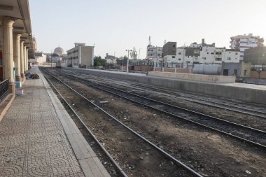Mısır'da şehir tren istasyonunda tren rayları