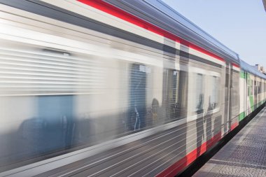 Tren istasyonu platformunda tren vagonları