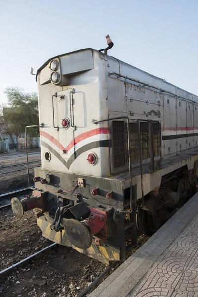 Lokomotive am Bahnsteig — Stockfoto