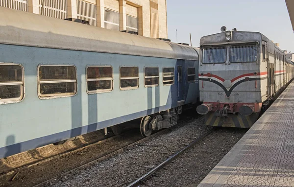 駅ホームの鉄道機関車と車両 — ストック写真