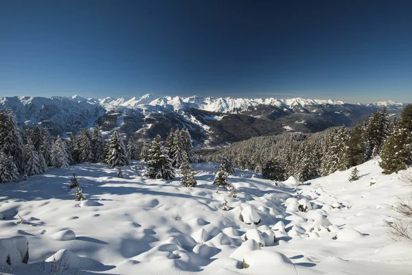 雪をパノラマ ビューはアルプス山脈の谷間をカバー — ストック写真