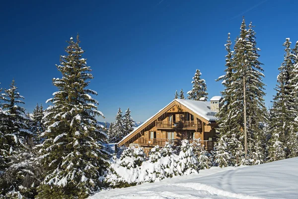 Alpin skidort med lägenheter och snöiga träd. — Stockfoto