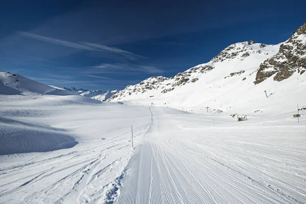 Esquiadores em uma pista em estância de esqui alpina — Fotografia de Stock