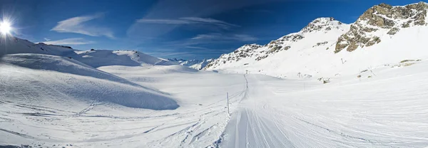 在高山滑雪场的滑雪道上滑雪者 — 图库照片