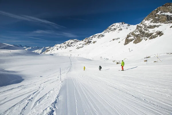 Skifahrer auf der Piste im alpinen Skigebiet — Stockfoto