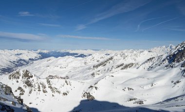 Alp dağ silsilesi vadide panoramik aşağı kar kaplı