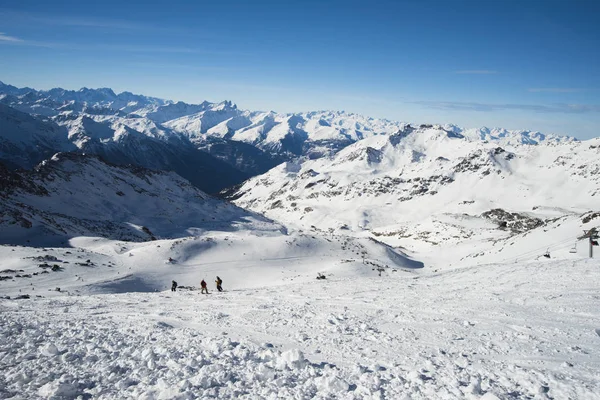 Vista panorámica del valle cubierto de nieve en la cordillera alpina — Foto de Stock