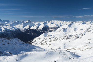 Alp dağ silsilesi vadide panoramik aşağı kar kaplı