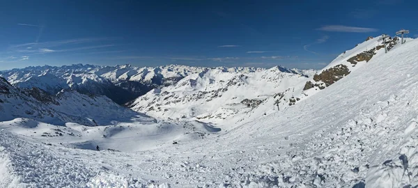 Panoramiczny widok dół śniegiem pokryte valley w alpejskich gór — Zdjęcie stockowe