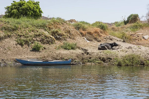 Vista de la orilla del río Nilo rural en Asuán Egipto con barco de madera un — Foto de Stock