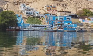 Geleneksel Nubian villag ile Aswan Mısır'da nehir nil görünümü
