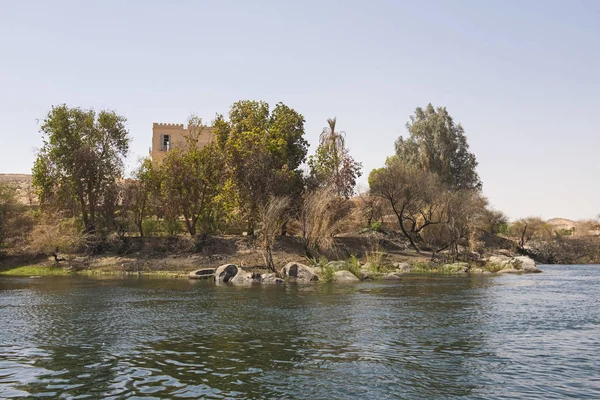 Vista del río Nilo en Asuán Egipto mostrando cataratas y villa —  Fotos de Stock