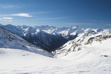 Alp dağ silsilesi vadide panoramik aşağı kar kaplı