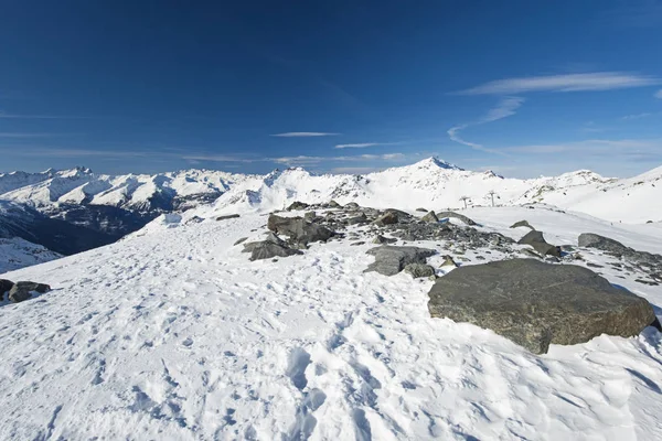 Vista panorámica del valle cubierto de nieve en la cordillera alpina — Foto de Stock