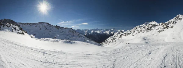 Vue panoramique sur la vallée enneigée dans la chaîne de montagnes alpines — Photo