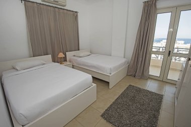 Lüks bir dairede ikiz yatak