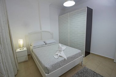 Lüks bir dairede çift kişilik yatak