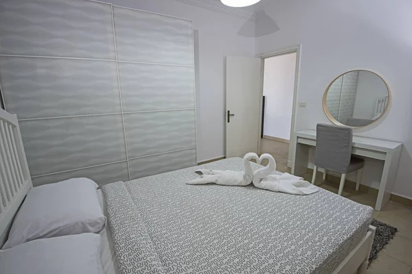 Podwójne łóżko w luksusowym mieszkaniu — Zdjęcie stockowe