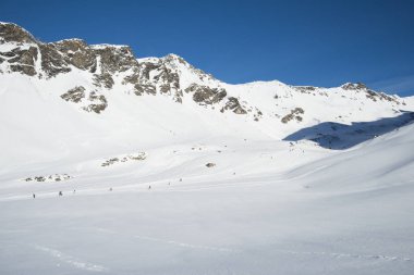 Alp dağ silsilesi vadide panoramik aşağı kar kaplı
