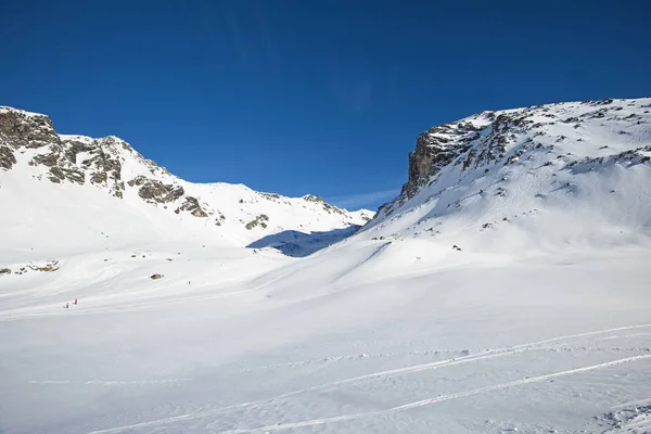 Panoramisch uitzicht sneeuw bedekt vallei in alpine bergketen — Stockfoto