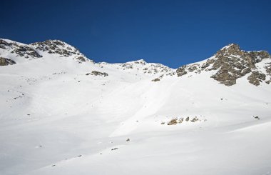 Alp dağ silsilesi vadide panoramik aşağı kar kaplı