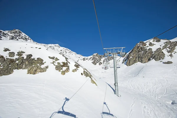 Viajando por una montaña alpina en telesilla —  Fotos de Stock