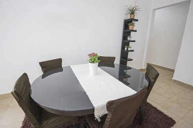 Açık plan yemek alanında yemek masası ve sandalyeler