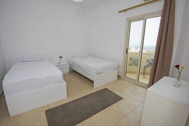 Lüks bir dairede ikiz yatak