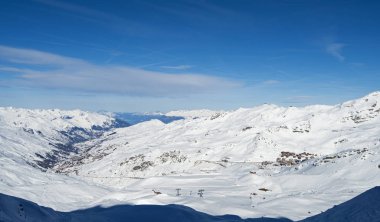 Alp dağ silsilesi vadide panoramik aşağı kar kaplı