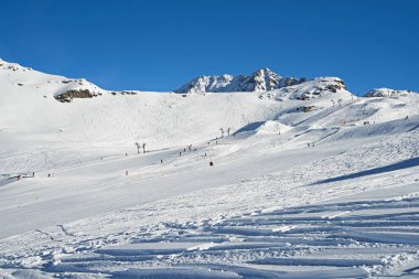 Alp dağ silsilesi vadide panoramik aşağı kar kaplı