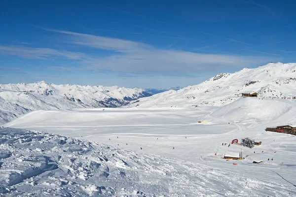 Vista panorâmica do vale coberto de neve na cordilheira alpina — Fotografia de Stock