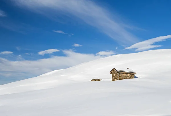 Vista panorámica de la ladera cubierta de nieve en la montaña alpina con —  Fotos de Stock