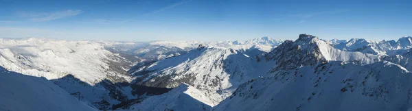 Vista panorámica de la cordillera alpina cubierta de nieve —  Fotos de Stock