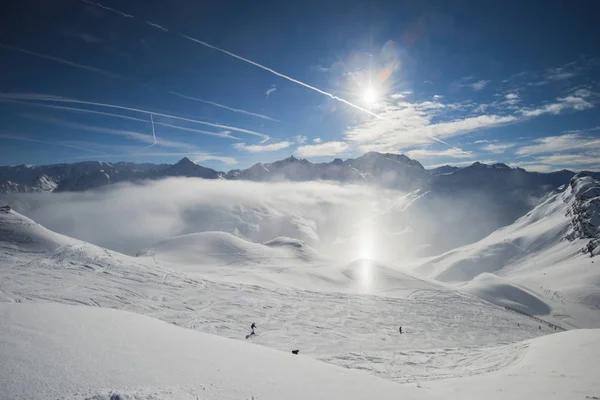 Panoramautsikt ner snö täckta dalen i alpin bergskedja — Stockfoto