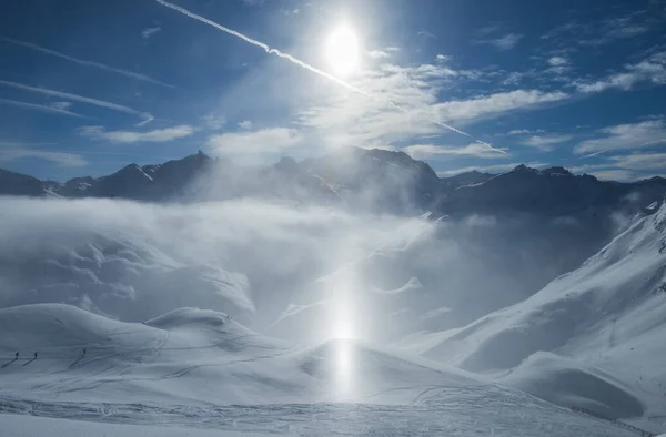 눈 아래 파노라마 보기 덮여 알프스 산맥에서 골짜기 — 스톡 사진