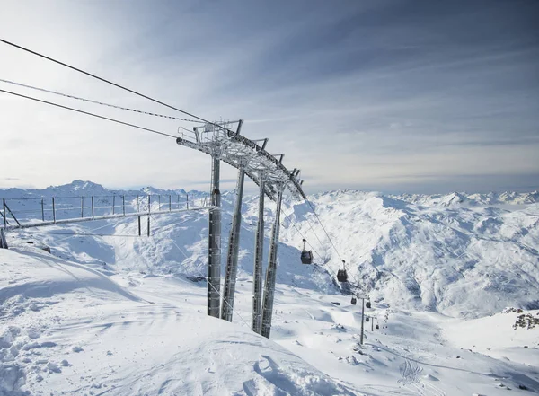 Teleférico en una montaña alpina en la cordillera —  Fotos de Stock