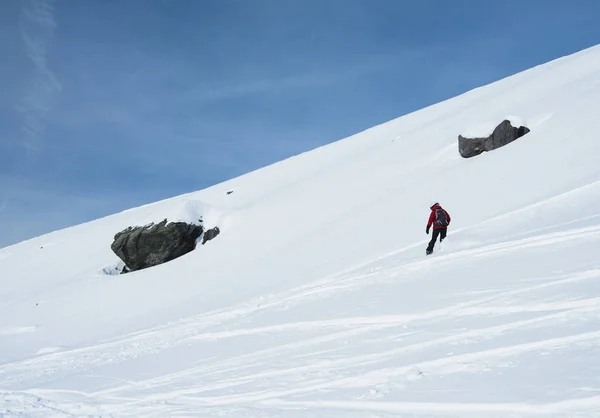 Skiërs buiten de pistes in Alpine Ski Resort — Stockfoto