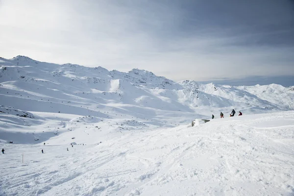Lyžař na sjezdovcích v alpském lyžařském středisku — Stock fotografie