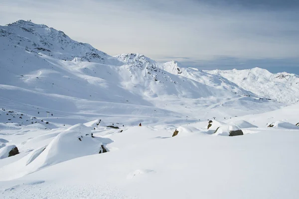 Vista panorâmica através da neve coberto montanha alpina — Fotografia de Stock