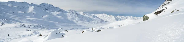 Karla kaplı dağ sırası boyunca panoramik manzara — Stok fotoğraf