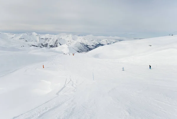 Narciarzy na stok w alpejskim ośrodku narciarskim — Zdjęcie stockowe