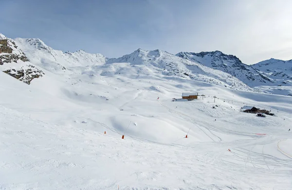 Panoramautsikt ner snö täckta dalen i alpin bergskedja Stockbild